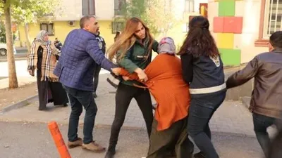 HDP önünde gerginlik: Camları kırıldı !