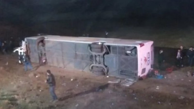 Aksaray'da yolcu otobüsü devrildi: 1 ölü, 20 yaralı