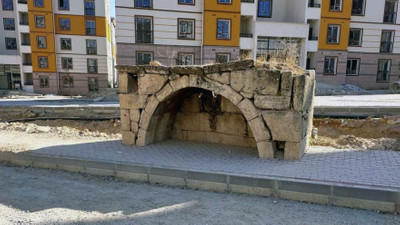 TOKİ 19. yüzyıldan kalma çeşmeyi kaldırıma terk etti