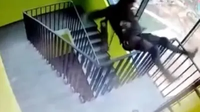 Merdiven boşluğundaki korkunç anlar kamerada