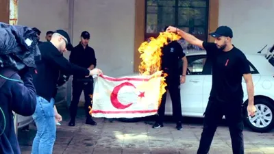 Bayrak skandalına KKTC Başbakanı'ndan sert tepki
