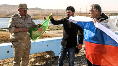 Rus komutan YPG paçavrasıyla poz verdi