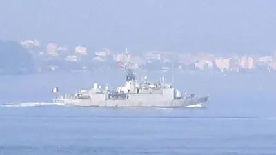 Fransız savaş gemisi Boğaz'dan geçti