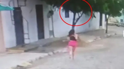 Yarı çıplak koca, karısından kaçmak için ağaca tırmandı