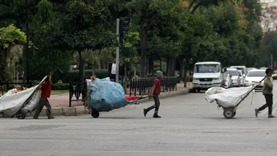 Günün en acı karesi: Yaşıtları okula, onlar ise...