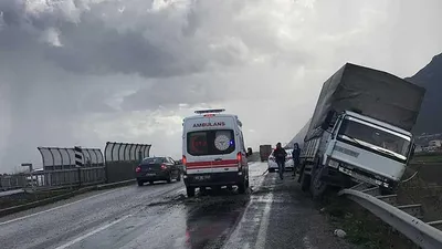 Kamyon bariyerlerin üzerine yan yattı !