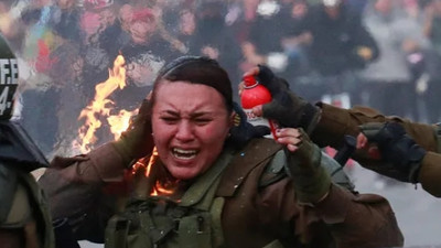 Şoke eden görüntü: Kadın polisi diri diri yaktılar!