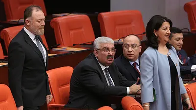 MHP'li Semih Yalçın'ın HDP'li Pervin Buldan'a bakışı dikkat çekti