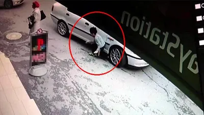 Ayakkabısını bağlıyordu... Üzerinden otomobil geçti !