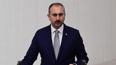 Adalet Bakanı Abdulhamit Gül, Haznevi Tarıkatı'nın liderinin öptü