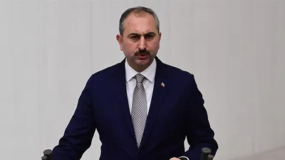 Adalet Bakanı Abdulhamit Gül, Haznevi Tarıkatı'nın liderinin öptü