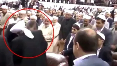 Tarikat liderinin elini öpen Bakan Gül'den açıklama