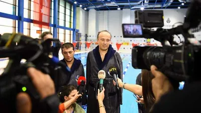 Turan Hançerli, engelli şampiyonlarla yüzdü