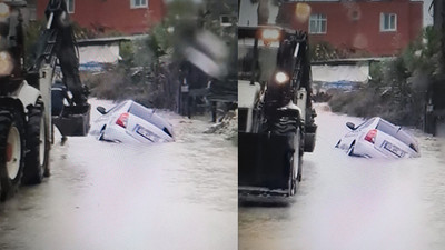 Yağmur suları aracı böyle yuttu!
