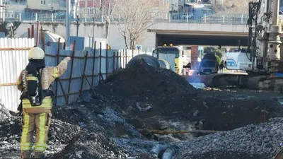 Kadıköy'de hareketli dakikalar ! Doğalgaz borusu patladı