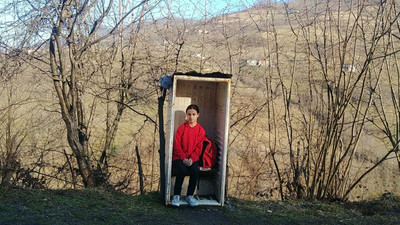 Çocuğu üşümesin diye eski dolabı durak yaptı