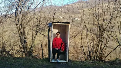 Çocuğu üşümesin diye eski dolabı durak yaptı