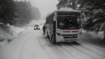 Kar yağışı bastırdı, onlarca araç mahsur kaldı
