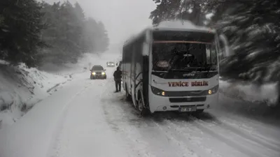 Kar yağışı bastırdı, onlarca araç mahsur kaldı