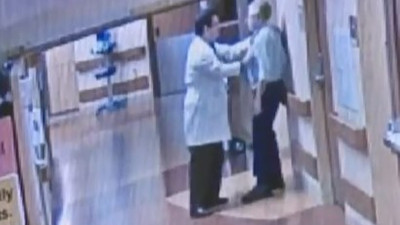 Refakatçıyı tekme-tokat dövdü