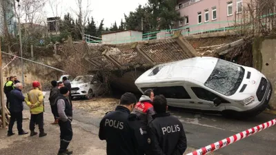 İstanbul’da istinat duvarı çöktü