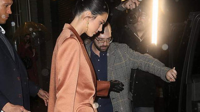 Kendall Jenner çıplak tene ceketiyle yürek hoplattı