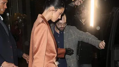 Kendall Jenner çıplak tene ceketiyle yürek hoplattı