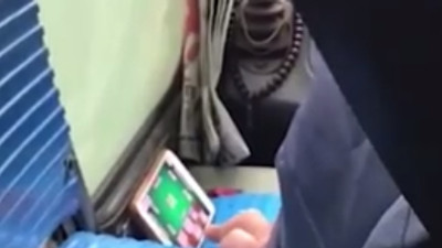 Özel halk otobüsü şoförü direksiyonda okey oynarken yakalandı