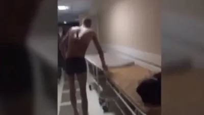 Sırtında baltayla sigara içmeye çıktı!