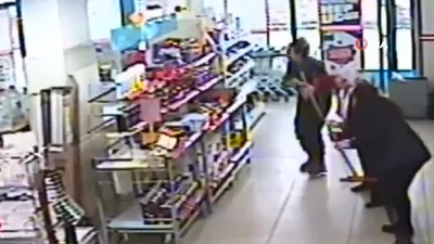 Eli bıçaklı soyguncuya çekpaslı müdahale