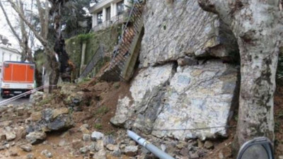 İstanbul'da istinat duvarı çöktü !