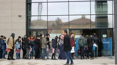İş başvurusuna geldi kuyruğu fırsata çevirdi