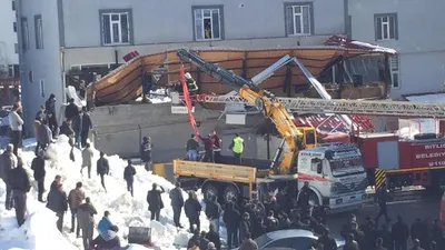 Kafenin çatısı çöktü: Ölü ve yaralılar var