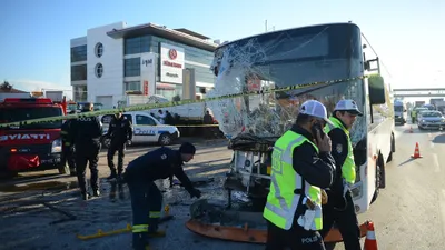 Halk otobüsü TIR'la çarpıştı: 1 ölü, 17 yaralı