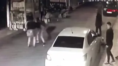 Yüzüne içki şişesiyle vurdu
