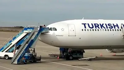 Kokpit camı çatlayan uçak acil iniş yaptı