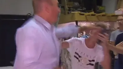 Yumurtalı protestoya tokatla yanıt verdi