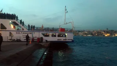 Eminönü'nde otomobil denize uçtu