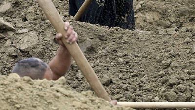 Tüyler ürperten olay ! Ses gelen mezarı kazınca inanamadılar