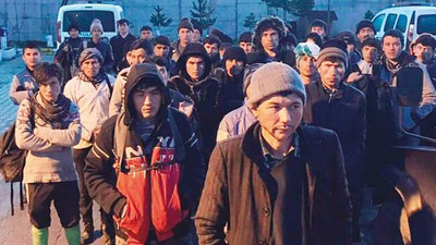 Türkiye sınırında ''dedikodu'' izdihamı