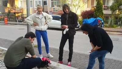 Gebe olduğunu anlayamadı yolda doğurdu