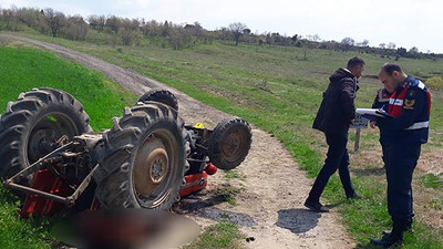 Devrilen traktörün altında feci ölüm