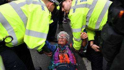 Londra'da 700'e yakın gözaltı