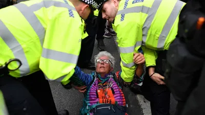 Londra'da 700'e yakın gözaltı