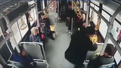 Yaşlı adam, kendisine yer vermeyen kadına öyle bir şey yaptı ki...