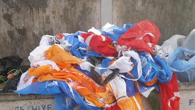 Her seçim aynı manzara! Siyasi parti bayraklarıyla Türk Bayrakları çöpte