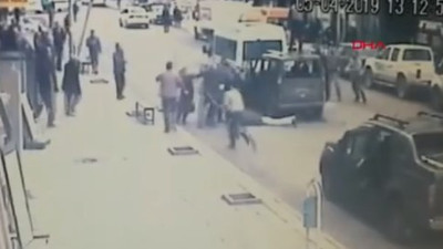 Aracın önünü kesip 4 kişiyi dövdüler !