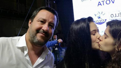 Bu ''öpücük'' bakanı tuzağa düşürdü