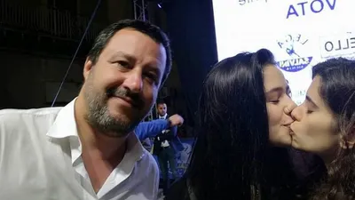 Bu ''öpücük'' bakanı tuzağa düşürdü