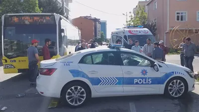Halk otobüsü polis aracına çarptı